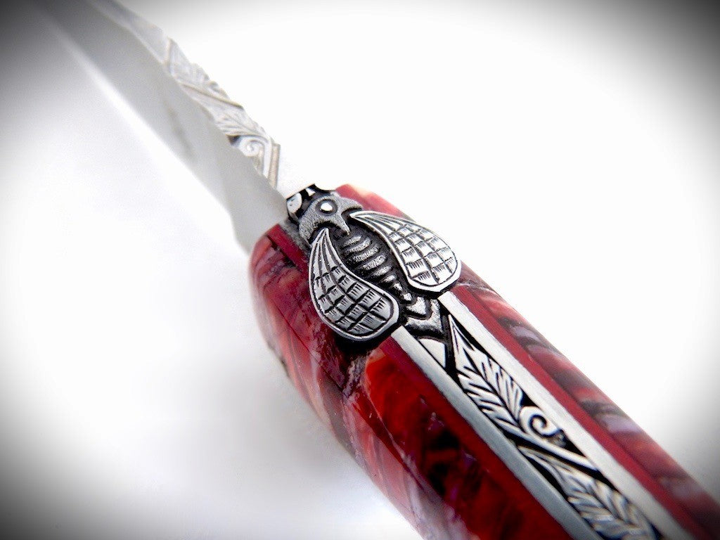 Laguiole Molaire de Mammouth Rouge, Mitre arrière gravée ciselé par David DAUVILLAIRE
