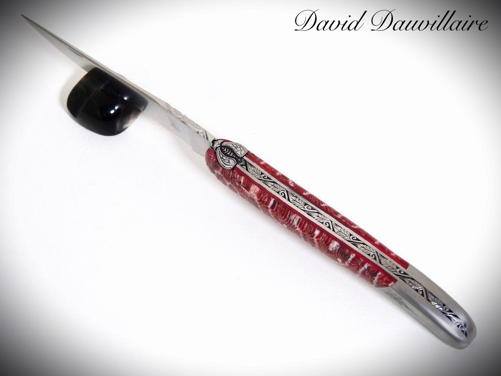 Laguiole Corail fossile rouge, Mitre arrière gravée ciselé par David DAUVILLAIRE