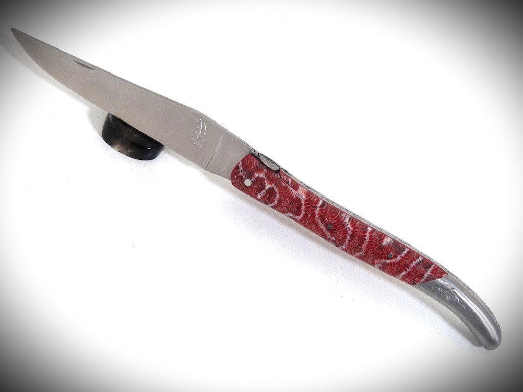 Laguiole Corail fossile rouge, Mitre arrière gravée ciselé par David DAUVILLAIRE