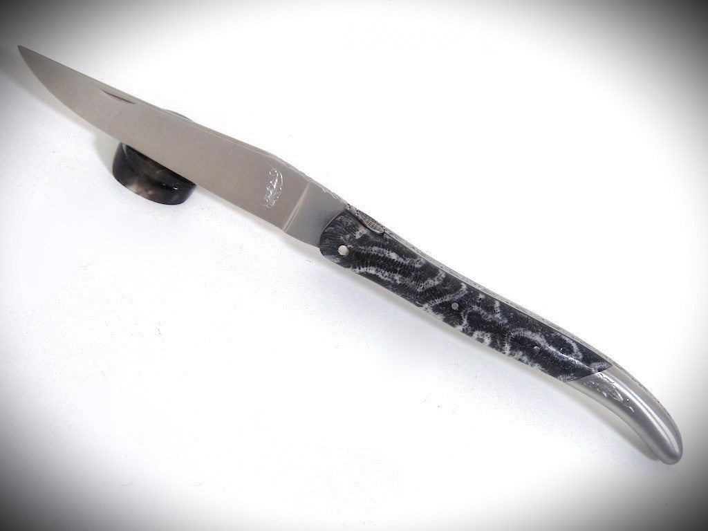 Laguiole Corail fossile Noir, Mitre arrière gravée ciselé par David DAUVILLAIRE