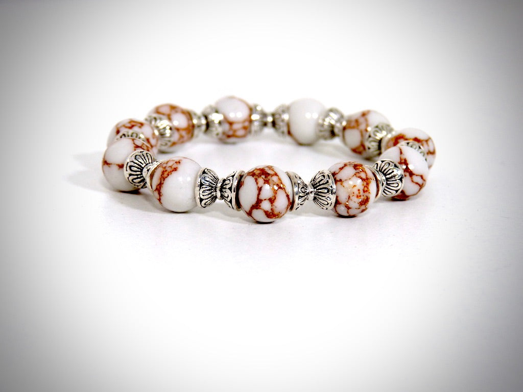 Goldenes Howlith-Natursteinarmband, handgefertigt