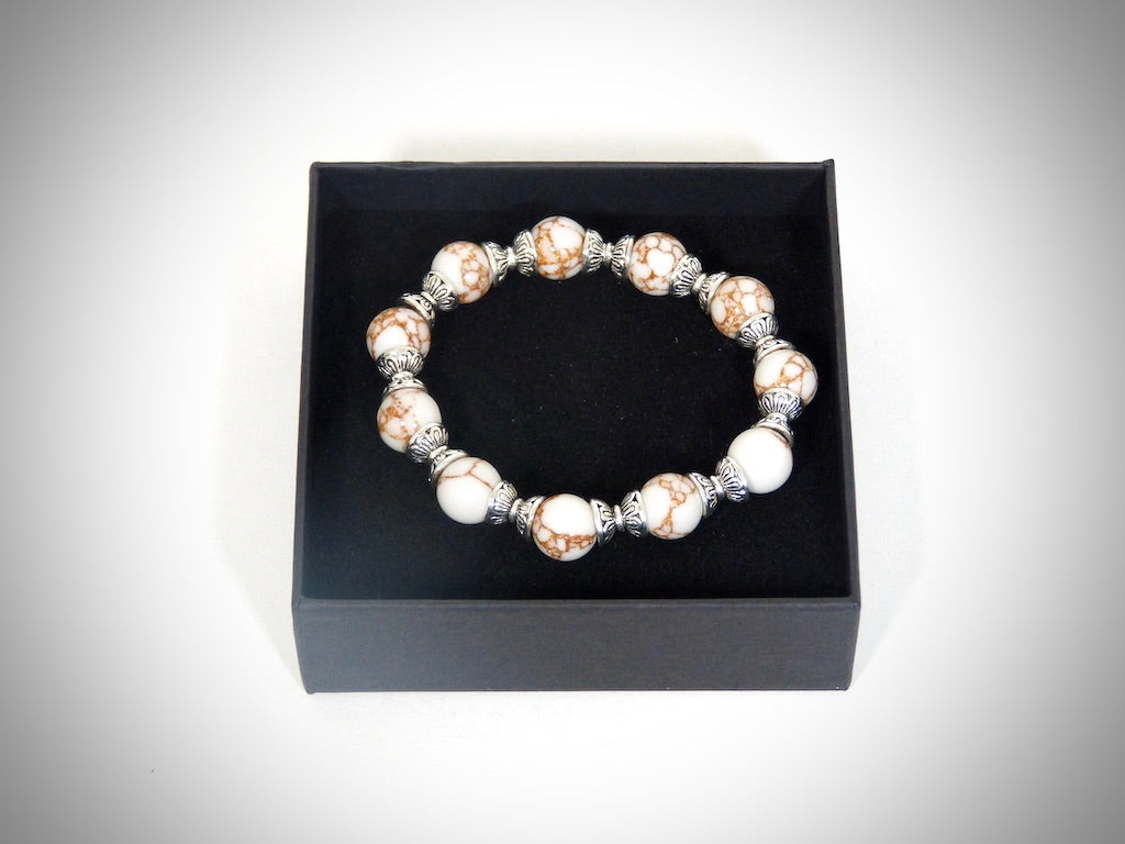 Goldenes Howlith-Natursteinarmband, handgefertigt
