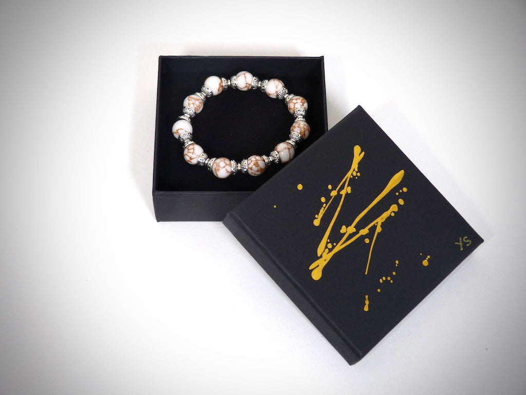 Goldenes Howlith-Natursteinarmband, handgefertigt