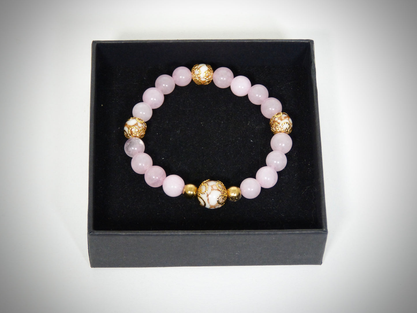 Bracelet Agate rose, Howlite fil d'or fabriqué artisanalement par Y.S CRÉATIONS