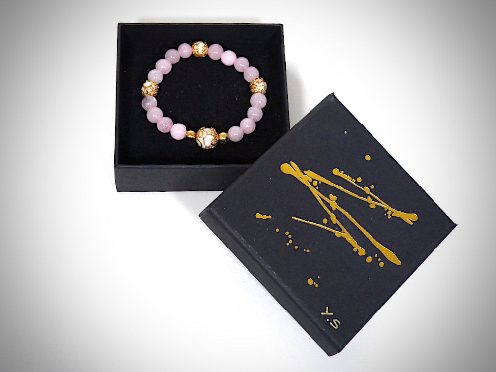 Armband aus rosa Achat und Howlith mit Goldfaden, handgefertigt von YS CRÉATIONS