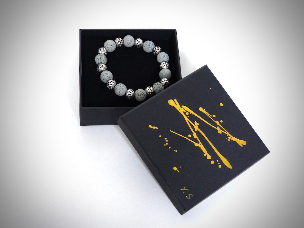 Bracelet Pierre de Lave grises fabriqué artisanalement par Y.S CRÉATIONS