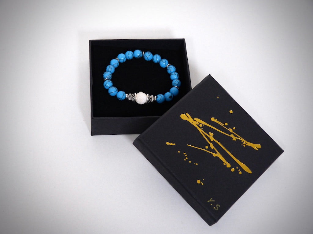 Armband aus natürlichem Türkis und weißem Lavastein, handgefertigt von YS CRÉATIONS