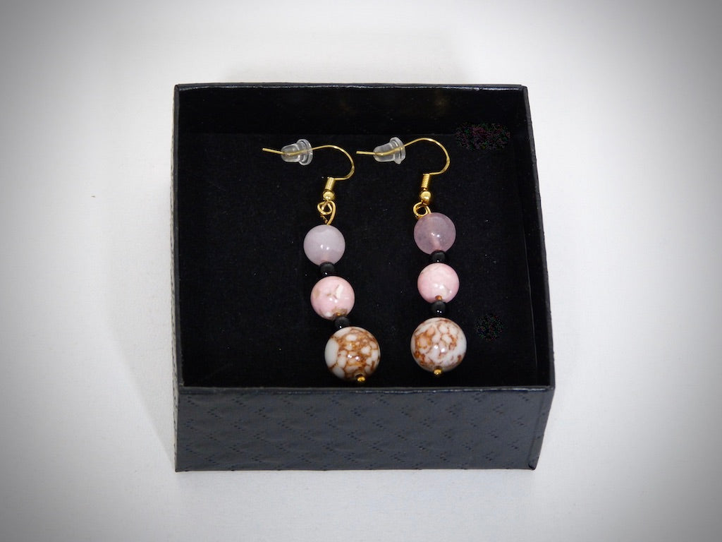 Boucle d'oreilles Pierres naturelles Quartz rose, Howlite rose, Howlite fil d'or et Obsidienne noires fabriquées artisanalement par Y.S CRÉATIONS