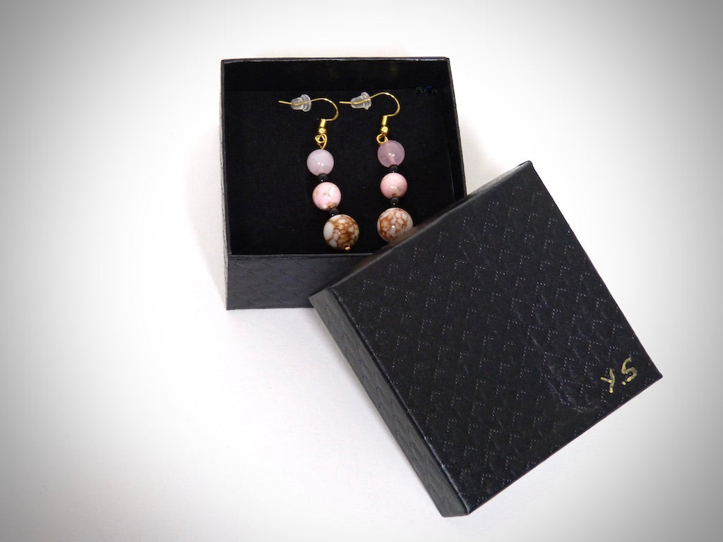 Boucle d'oreilles Pierres naturelles Quartz rose, Howlite rose, Howlite fil d'or et Obsidienne noires fabriquées artisanalement par Y.S CRÉATIONS