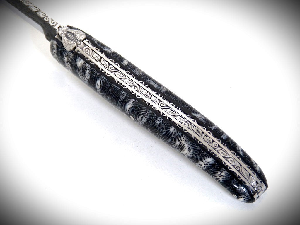 Laguiole Corail fossile noir, Lame "Brut de Forge", ciselé par David DAUVILLAIRE
