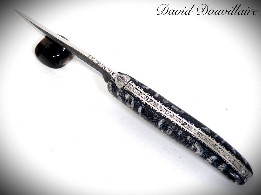 Laguiole Corail fossile noir, Lame "Brut de Forge", ciselé par David DAUVILLAIRE
