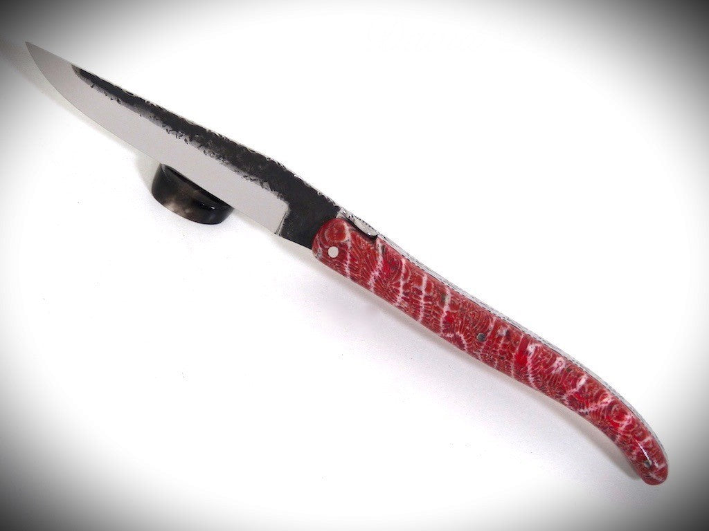 Laguiole Corail fossile rouge, Lame "Brut de Forge", ciselé par David DAUVILLAIRE