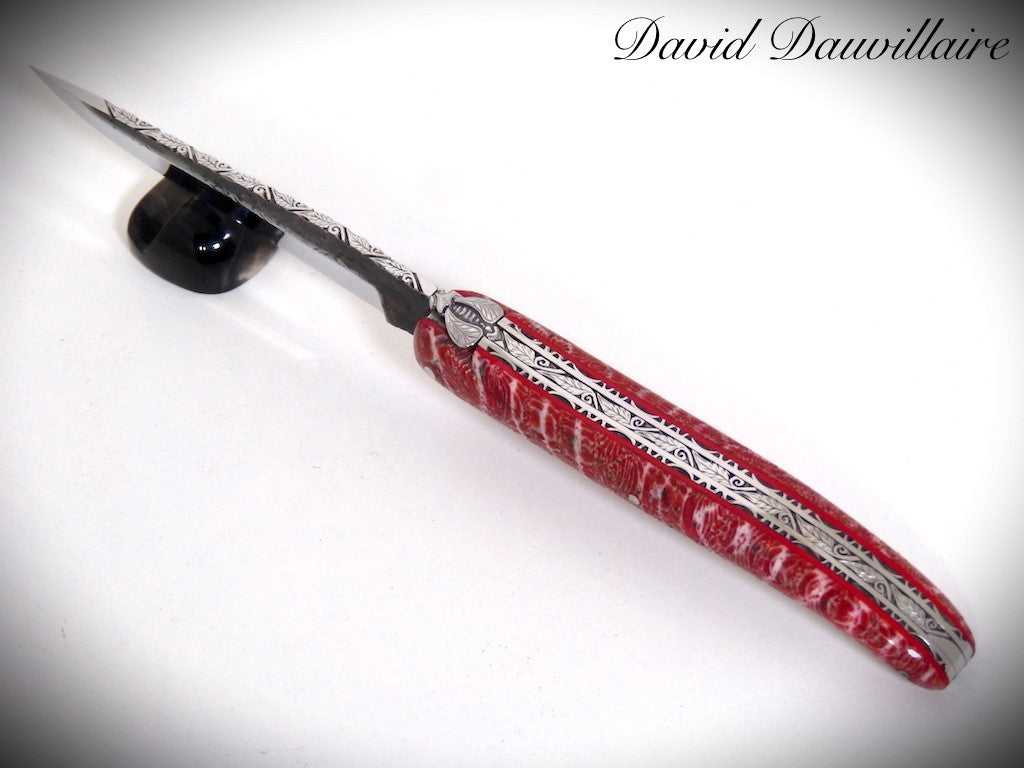 Laguiole Corail fossile rouge, Lame "Brut de Forge", ciselé par David DAUVILLAIRE