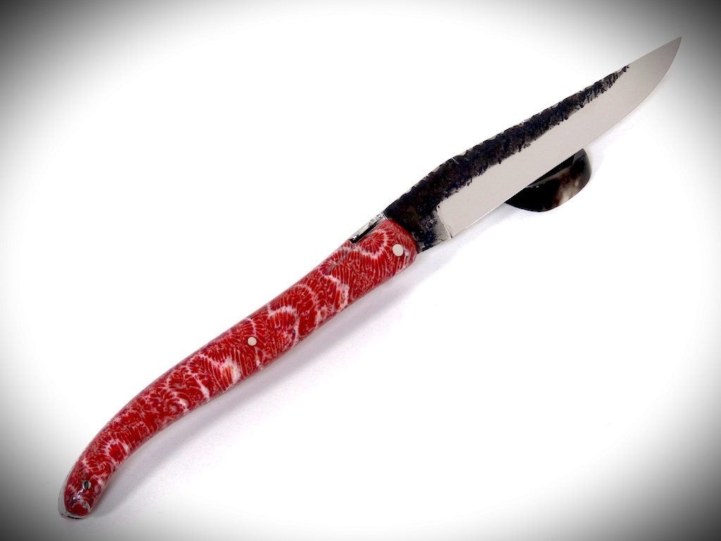 Laguiole Corail fossile rouge, Lame "Brut de Forge", ciselé par David DAUVILLAIRE