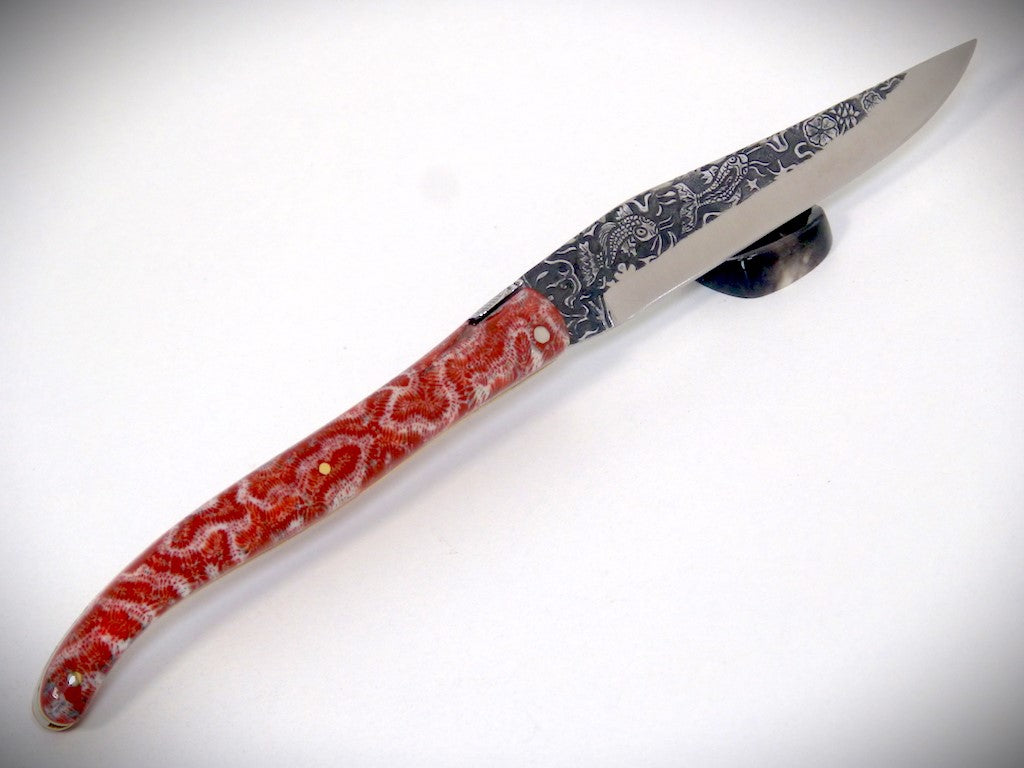 Laguiole "Koï" Corail fossile, Lame gravée par David DAUVILLAIRE