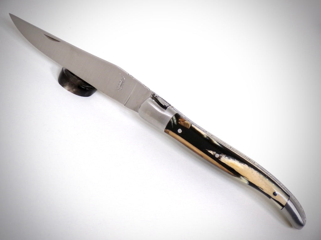 Laguiole Ivoire de Mammouth stabilisé ciselé par David DAUVILLAIRE