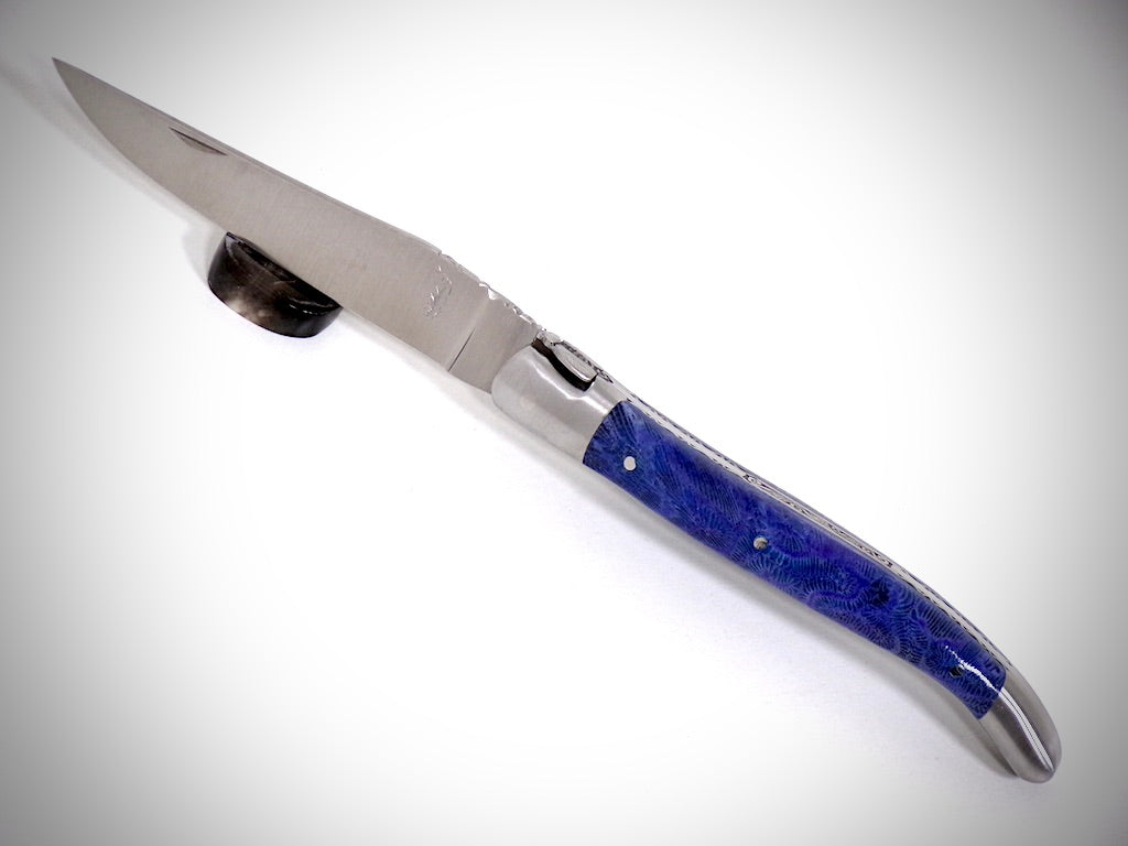 Laguiole Corail fossile ciselé par David DAUVILLAIRE