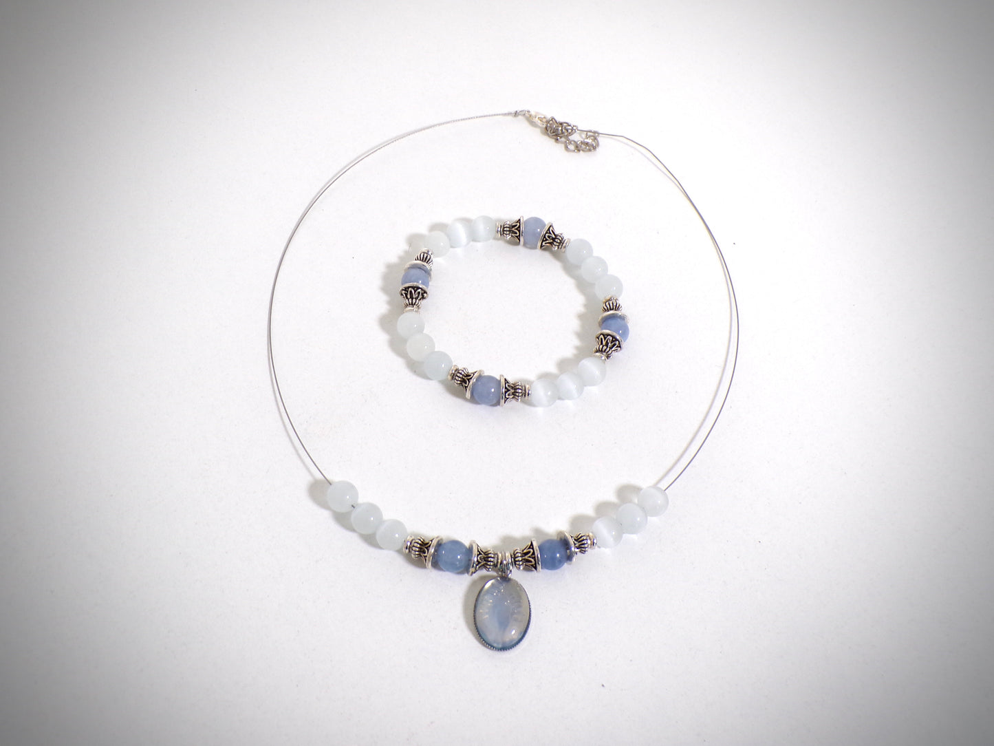 Parure en Perles de nacre et Aigue-marine fabriqué artisanalement par Y.S CRÉATIONS
