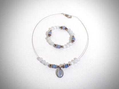Parure en Perles de nacre et Aigue-marine fabriqué artisanalement par Y.S CRÉATIONS