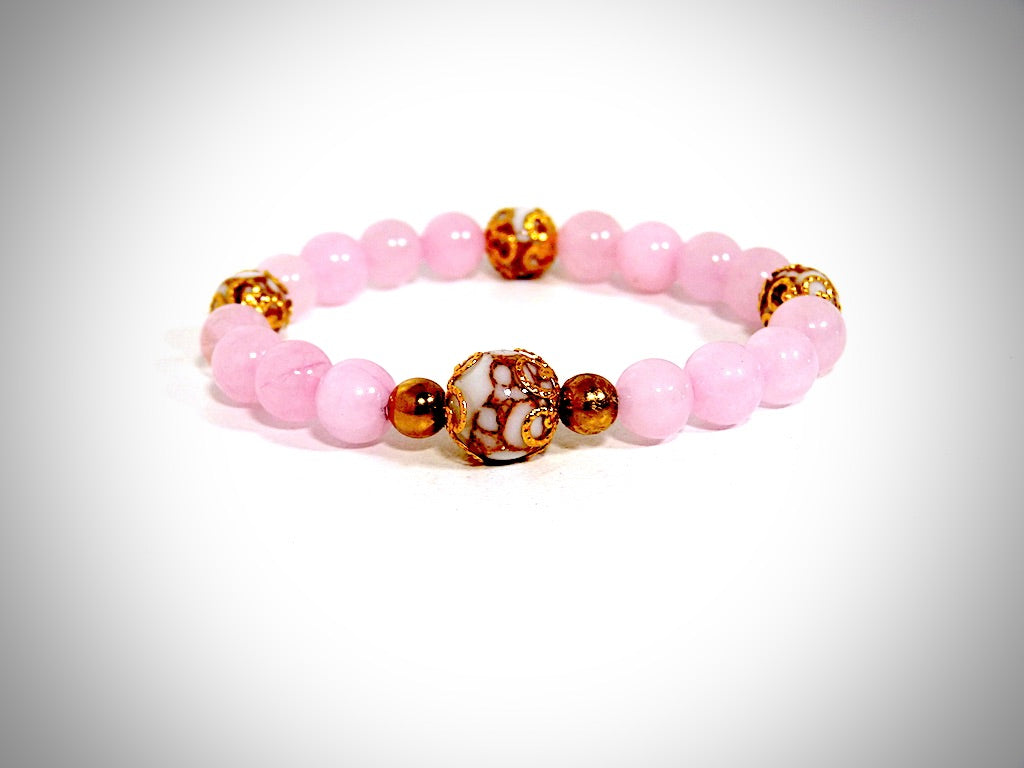 Armband aus rosa Achat und Howlith mit Goldfaden, handgefertigt von YS CRÉATIONS