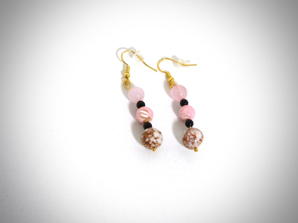 Boucle d'oreilles Pierres naturelles Quartz rose, Howlite rose, Howlite fil d'or et Obsidienne noires fabriquées artisanalement par Y.S CRÉATIONS