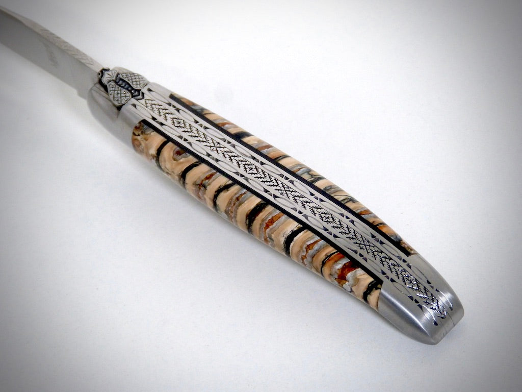 Laguiole Molaire de Mammouth ciselé par David DAUVILLAIRE